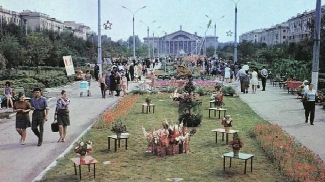 Сквер по ул. Б. Хмельницкого, вдали виден Дворец Металлургов 1973г.