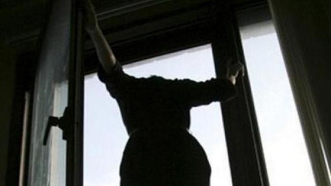 В Челябинске 14-летняя школьница выжила, выпав из окна на пятом этаже