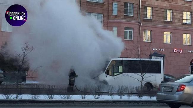 🔥 В центре Челябинска опять загорелась маршрутка.