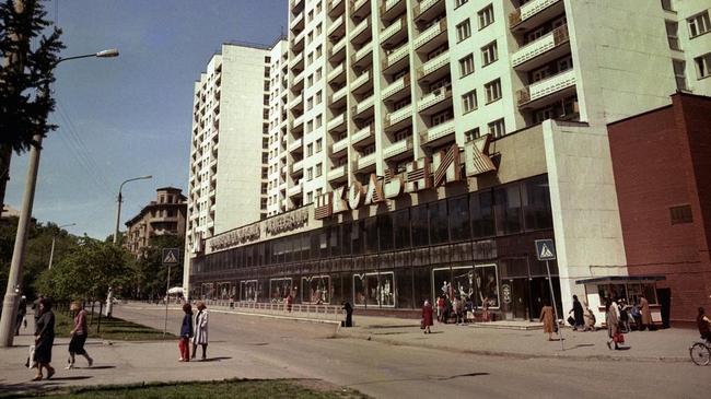  Улица Сони Кривой. Магазин "Школьник". 1980 год