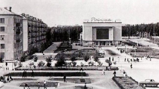 Металлургический район, площадь перед кинотеатром Россия. Угадайте, в каком году сделано фото?