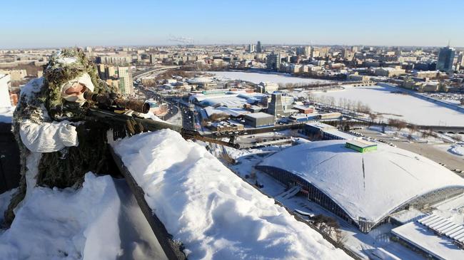 На высотке в центре Челябинска спрятались снайперы: фоторепортаж с тренировки СОБРа