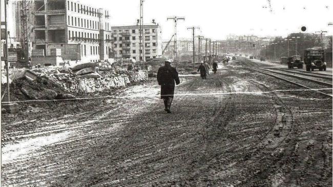 Угадайте, что строят на фото? И какая это улица? 1966 год.