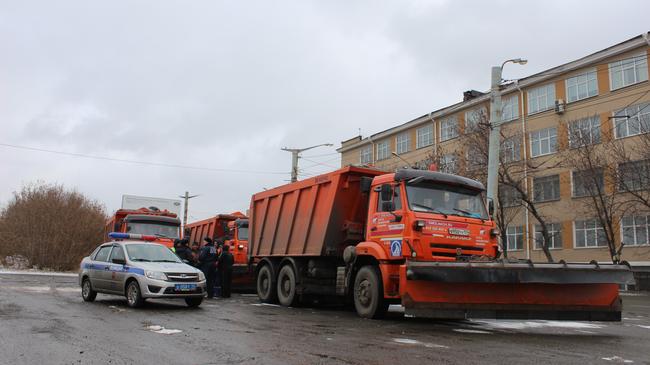 Чтобы не спугнуть снег: Тефтелев решил пока не выводить снегоуборочные машины на улицы Челябинска