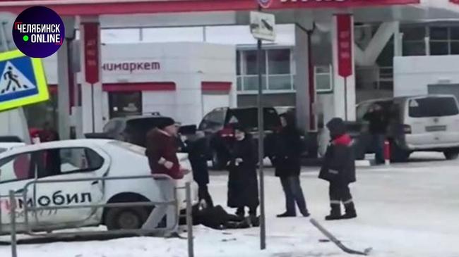⛔ В Челябинске такси вылетело на тротуар и сбило женщину.