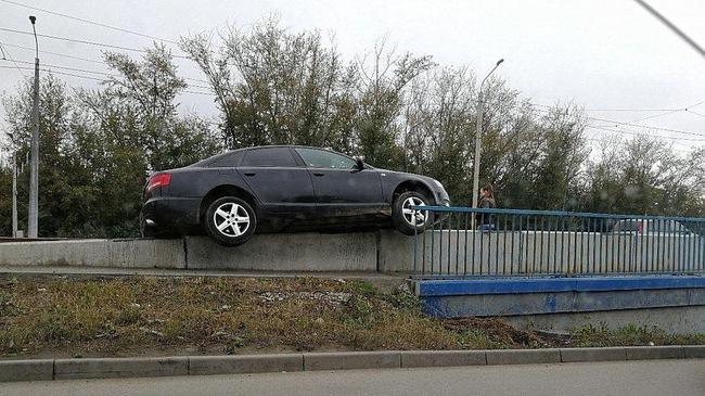 Как в «Форсаже»: в Челябинске иномарка повисла на опорах моста