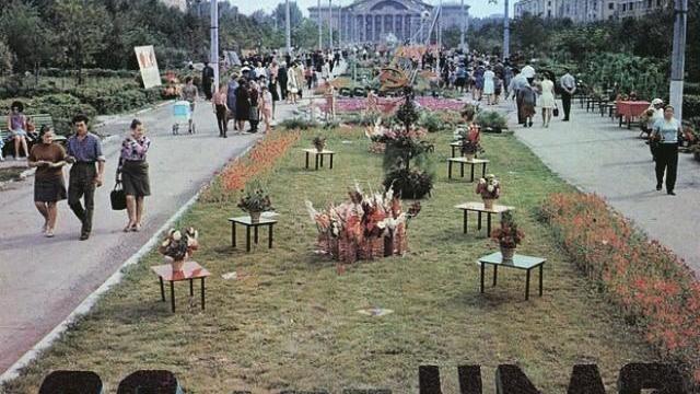 Сквер по ул. Б. Хмельницкого, вдали виден Дворец Металлургов 1973г. 
