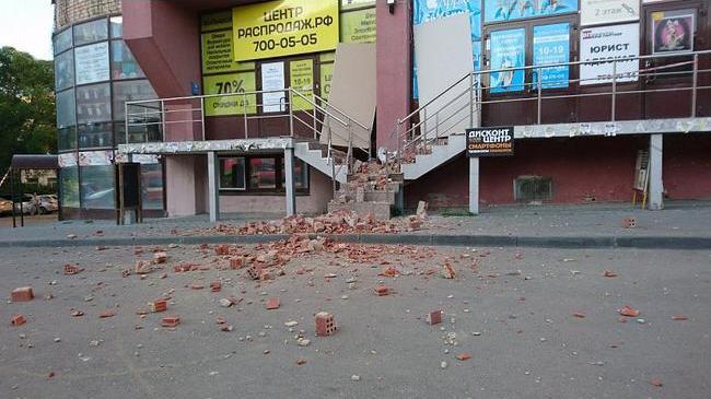 Дом 2011 года постройки, говорите?🤔 В Челябинске обрушилась часть стены жилого многоквартирного дома