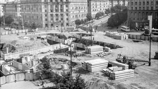 🏗 Строительство подземного перехода на площади Революции. 