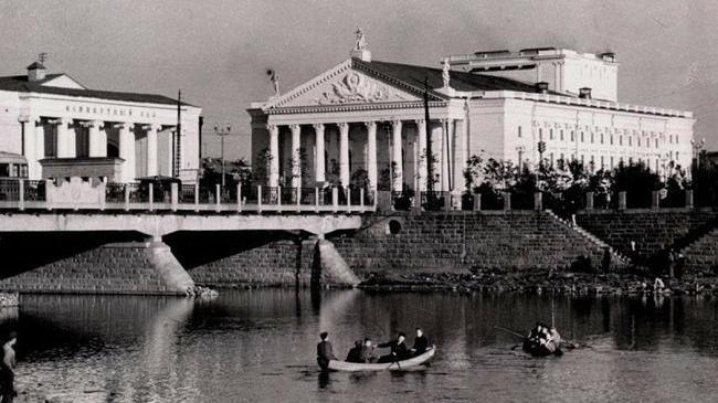 📸 Такой была набережная у филармонии полвека назад 🚣