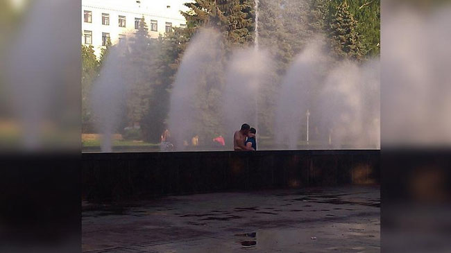 В Челябинске влюбленная парочка открыла купальный сезон, поцеловавшись в фонтане