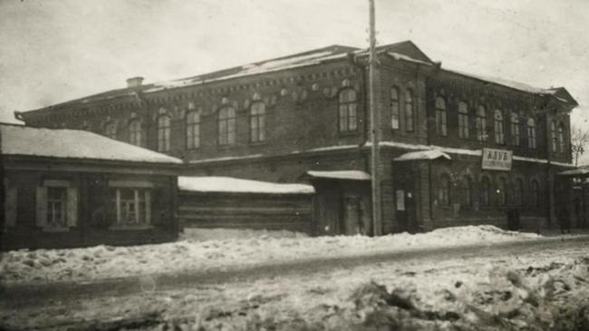 "Челябинск, тогда и сейчас!" Узнаете, что за здание на фото?🏰 Есть догадки, пиши в комментарии👇  