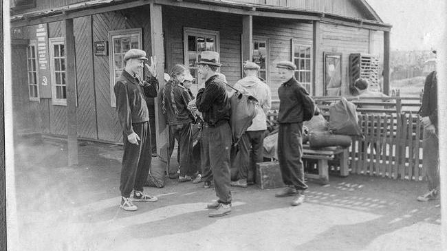 📅 1960 год, июнь. На автостанции Челябинска. Студенты готовятся в турпоход.