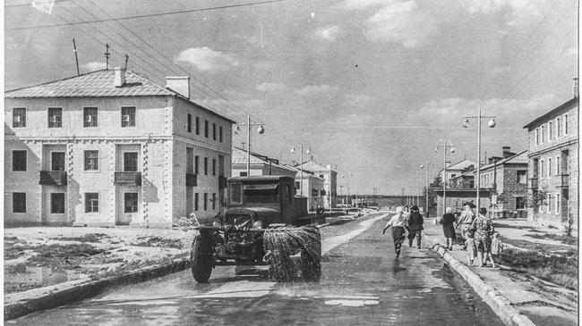 Поливка улиц  посёлка завода КПЗиС, 1951г.
