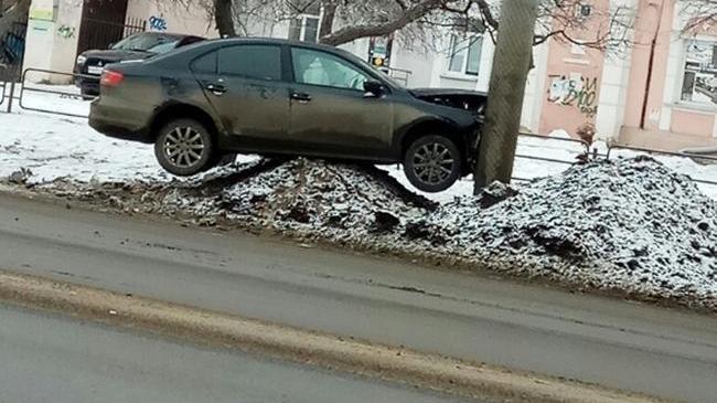 Врезался в столб. В Челябинск иномарка зависла на куче снег