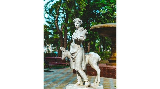 😊 Милая статуя в одном из челябинских парков. ❓Как думаете, в каком?